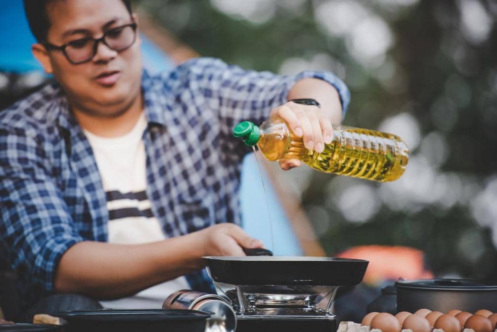 ilustrasi tuang minyak goreng