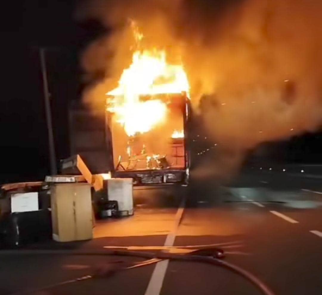 Truk ekspedisi JNE terbakar di tol Palindra.
