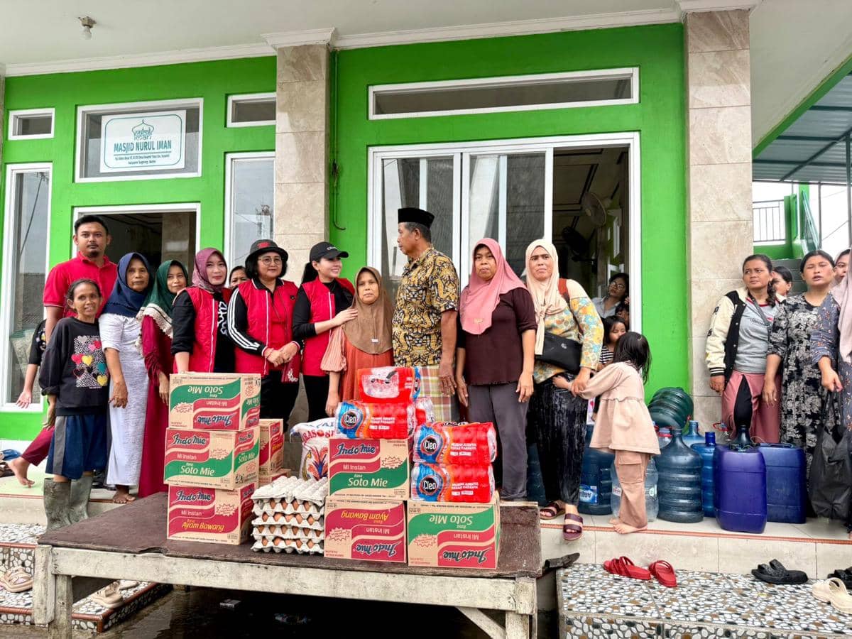 Korban banjir di Kosambi Timur, Kabupaten Tangerang menerima bantuan logistik 