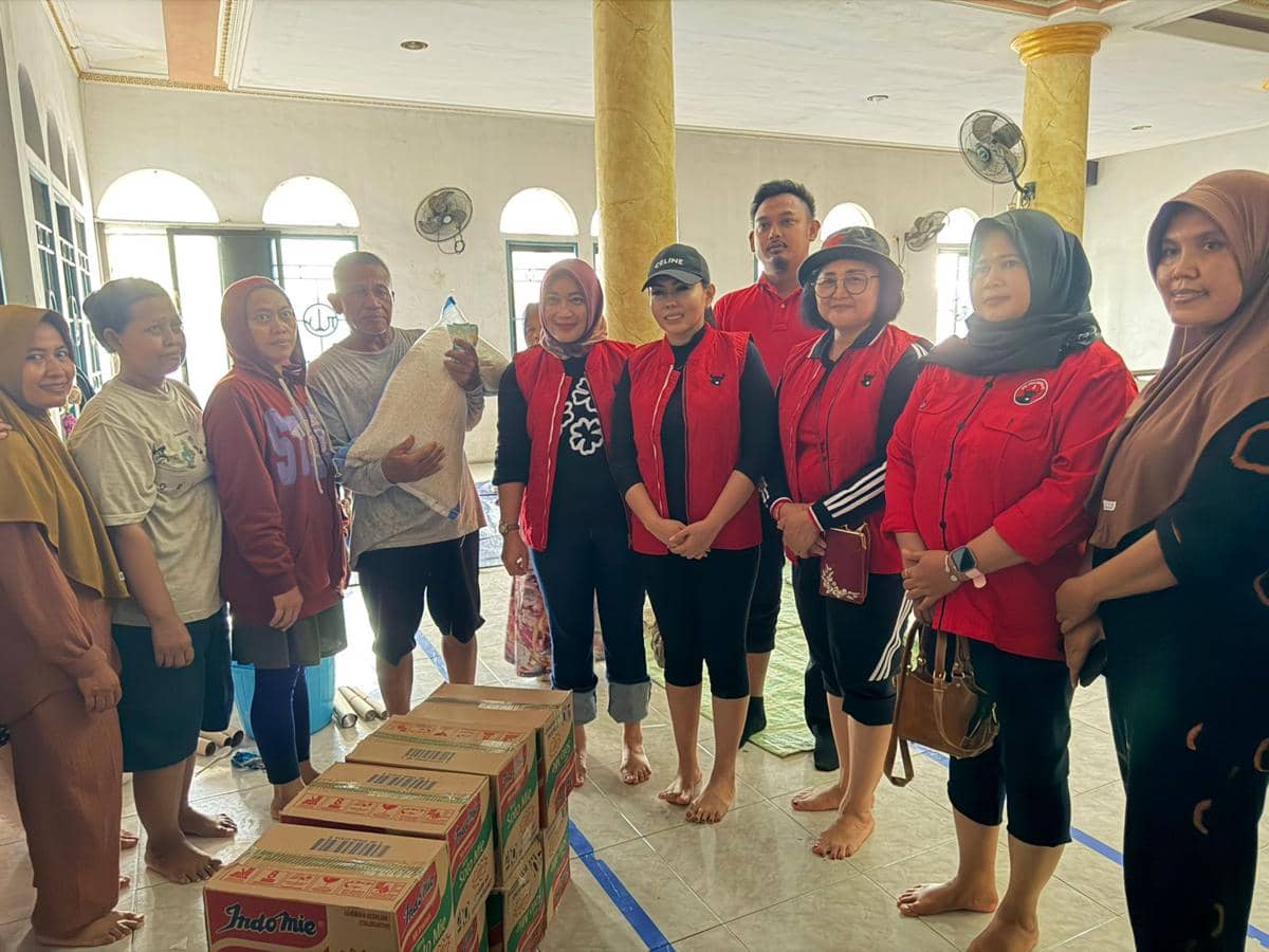 Korban banjir di Kosambi Timur, Kabupaten Tangerang menerima bantuan logistik 