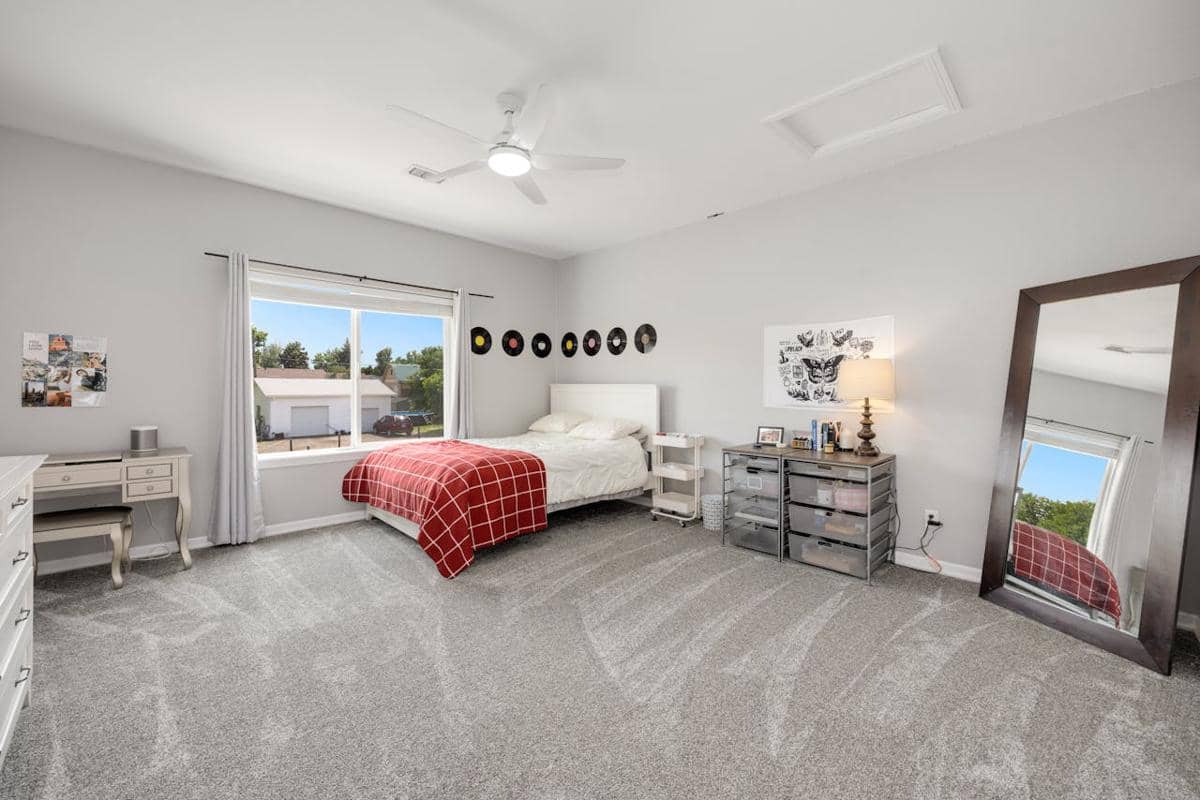 ilustrasi cermin besar