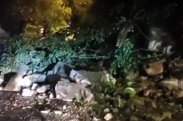 Tanah longsor tutup akses Jalan Cino Mati. (Dok. Polres Bantul)