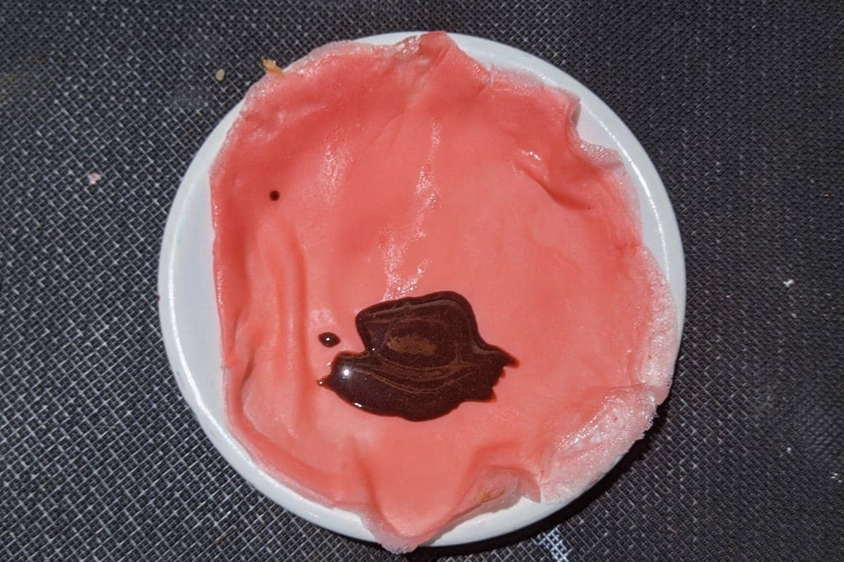 ilustrasi membuat dadar gulung isi cokelat