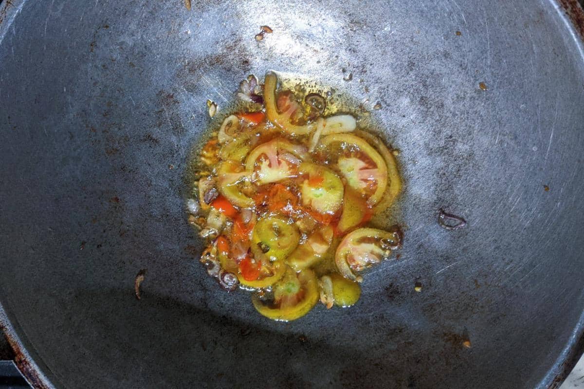 Menumis bawang, cabai, dan tomat