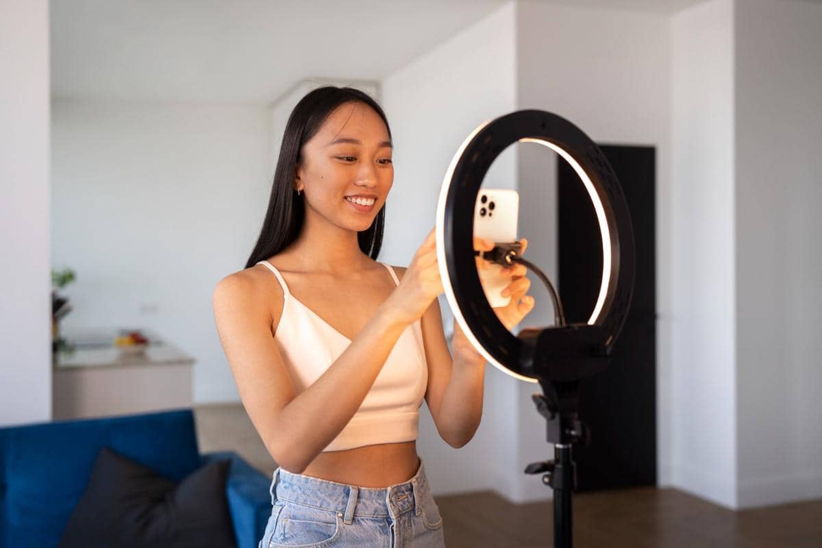 ilustrasi live streaming dengan ring light