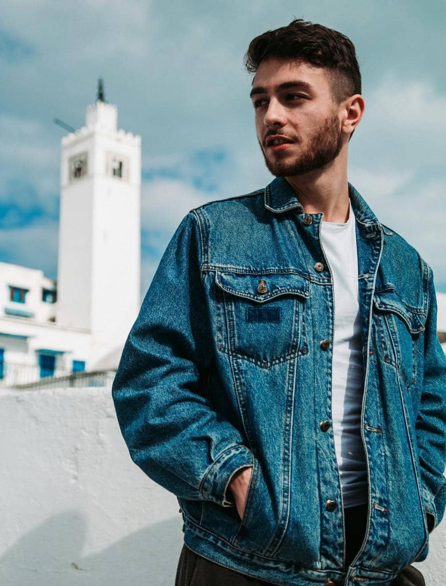 Pria memakai jaket denim