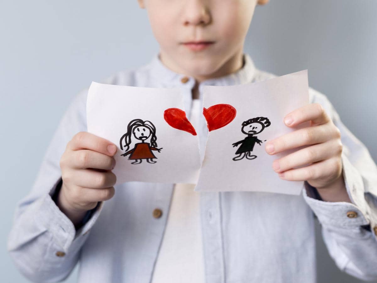 remaja yang memegang kertas terbelah melambangkan perceraian