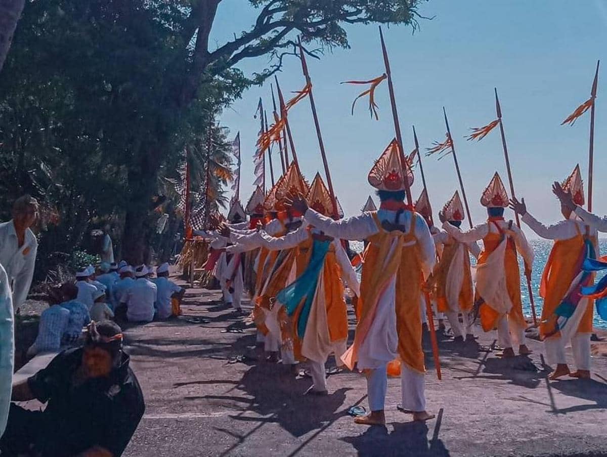 Pementasan kesenian sakral dalam suatu upacara di Desa Julah.