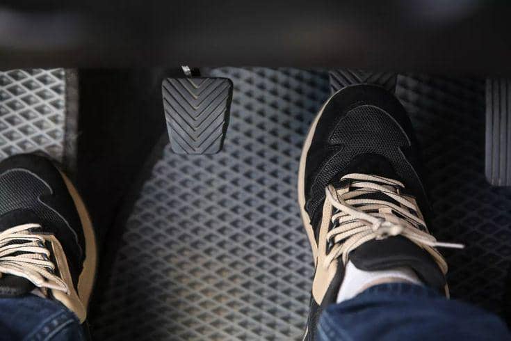 Ilustrasi menginjak pedal gas mobil