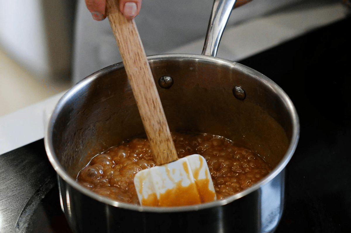 ilustrasi membuat adonan brandy snaps