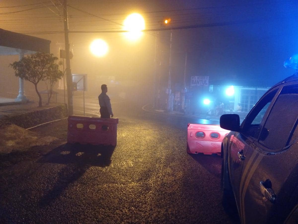 Akses Jalan Cinomati sempat ditutup akibat tanah longsor. 