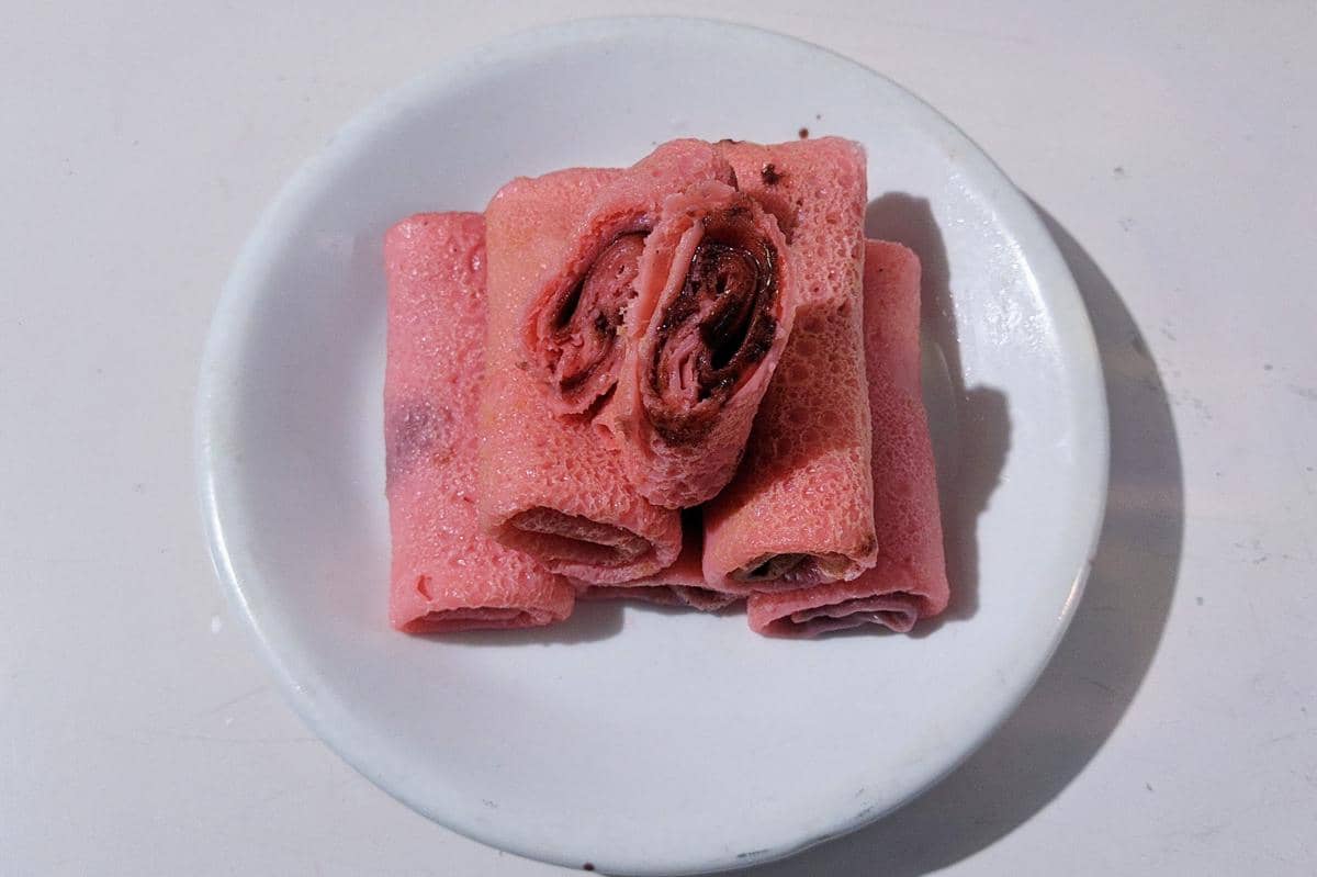 ilustrasi dadar gulung isi cokelat