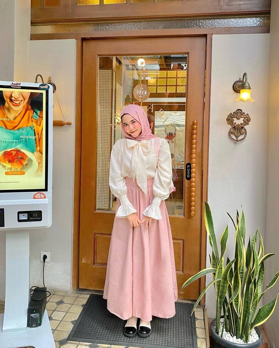 potret ide OOTD nuansa pink bergaya playful ala Mirna Kumalasari