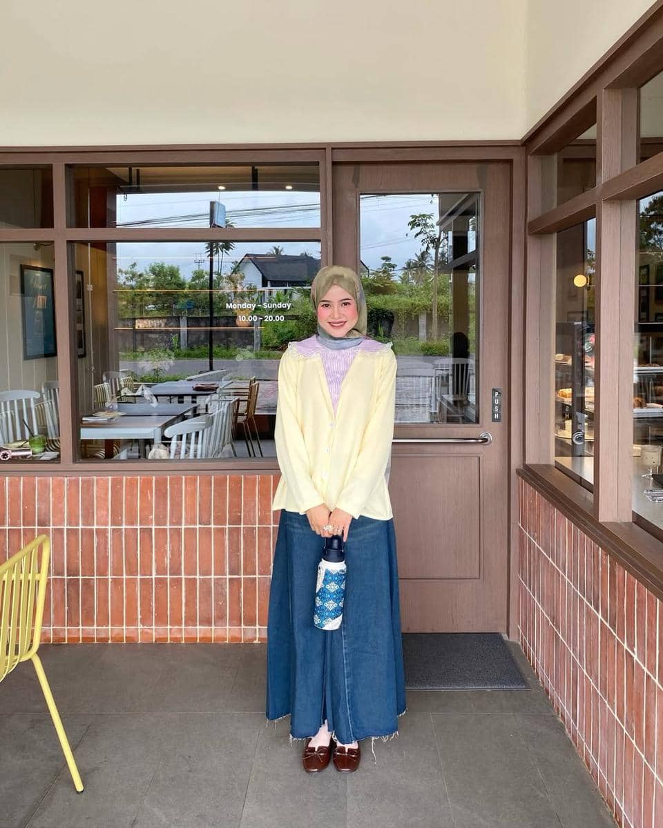 potret ide OOTD kasual feminin bergaya playful ala Mirna Kumalasari