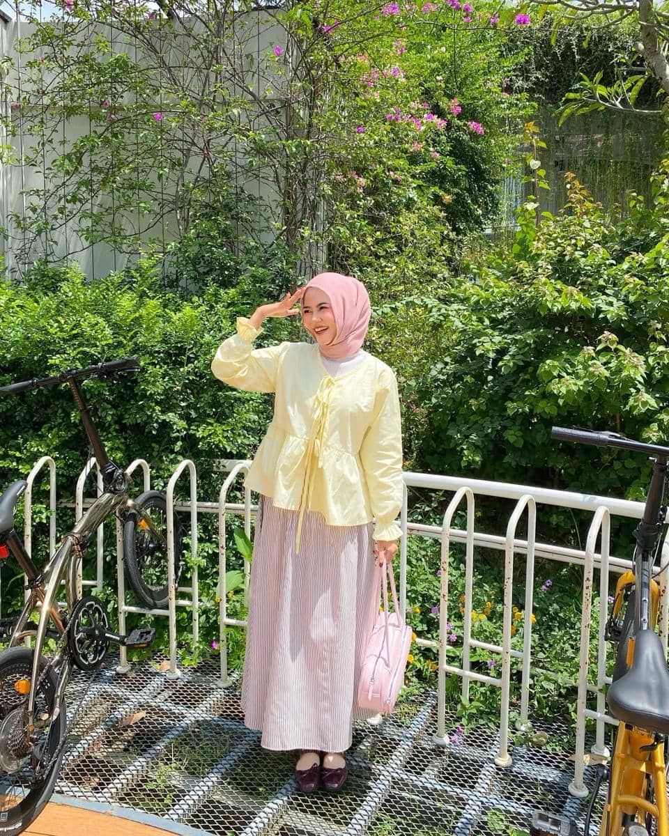 potret ide OOTD playful nuansa soft yellow dan lilac ala Mirna Kumalasari