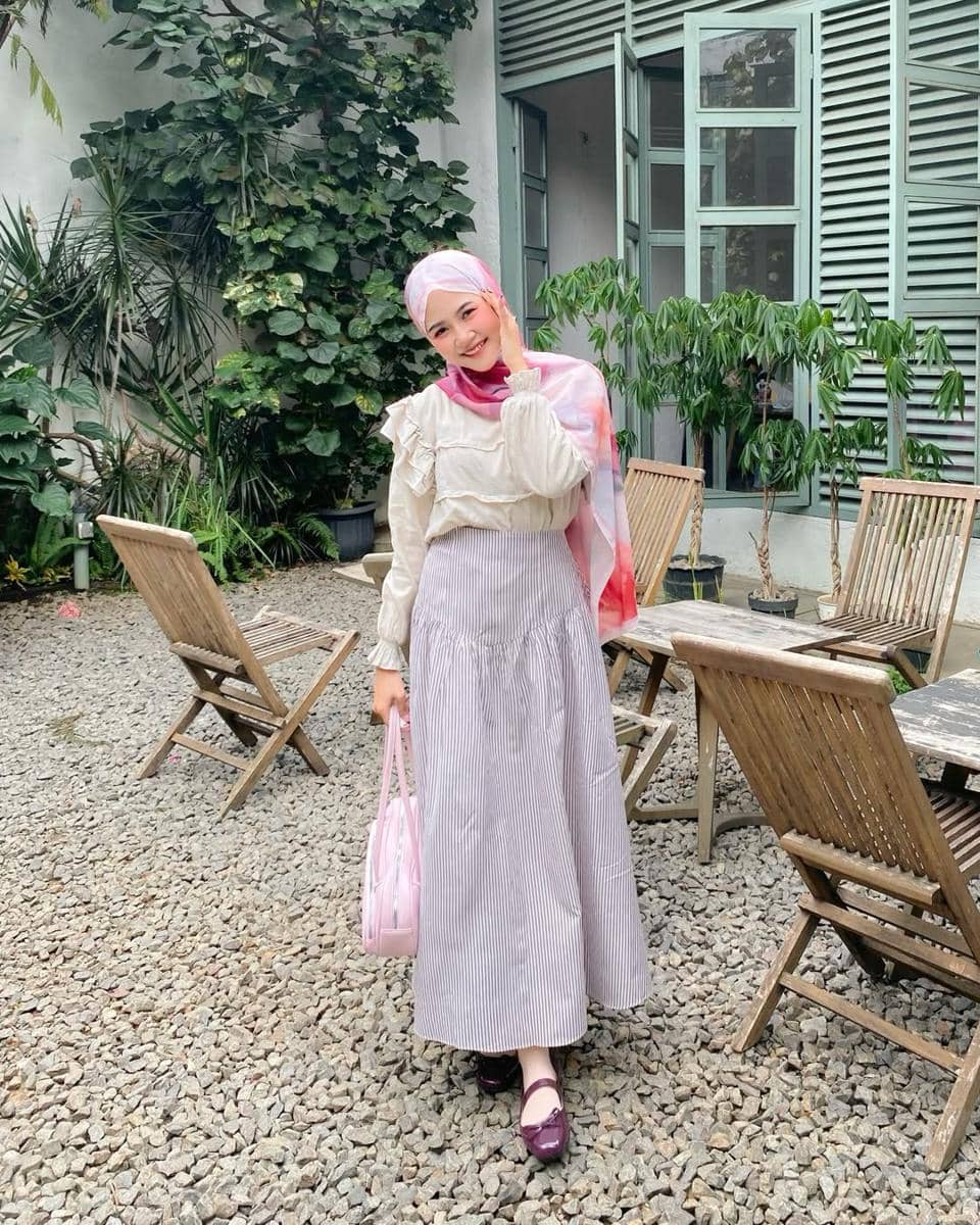 potret ide daily outfit simpel tapi playful ala Mirna Kumalasari