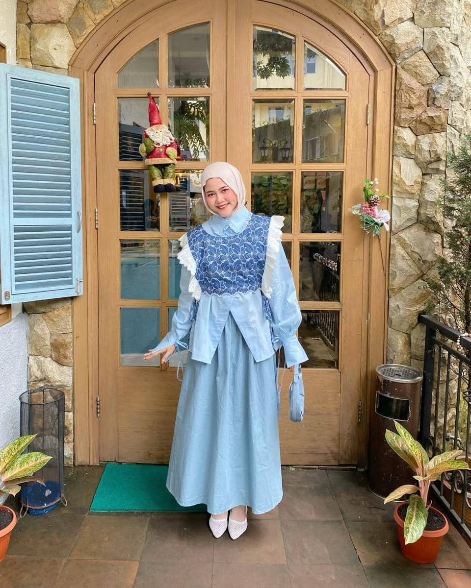 potret ide OOTD bergaya playful dan cheerful ala Mirna Kumalasari