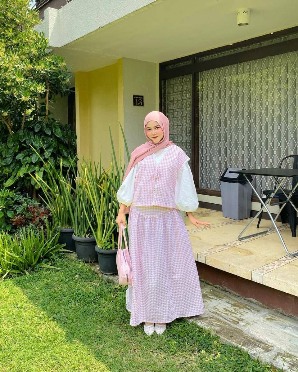 potret ide outfit feminin anti boring ala Mirna Kumalasari