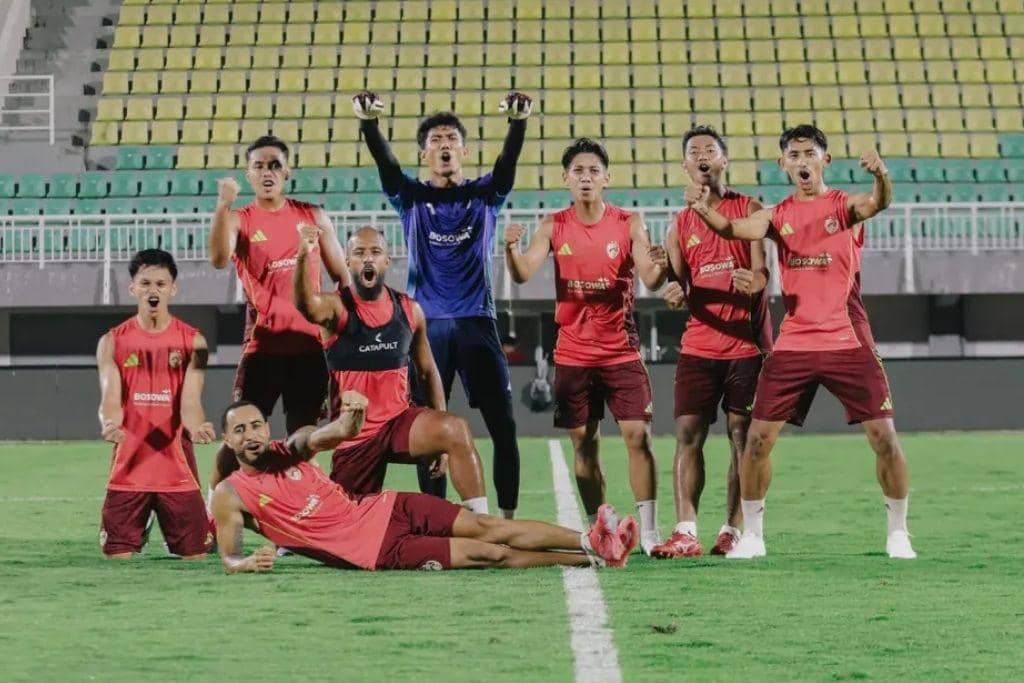 Para pemain PSM Makassar dalam sesi official training di Stadion B.J. Habibie Parepare pada 18 Oktober 2025.