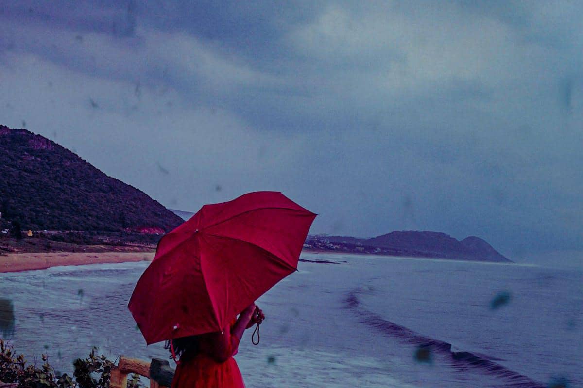 ilustrasi wisata musim hujan