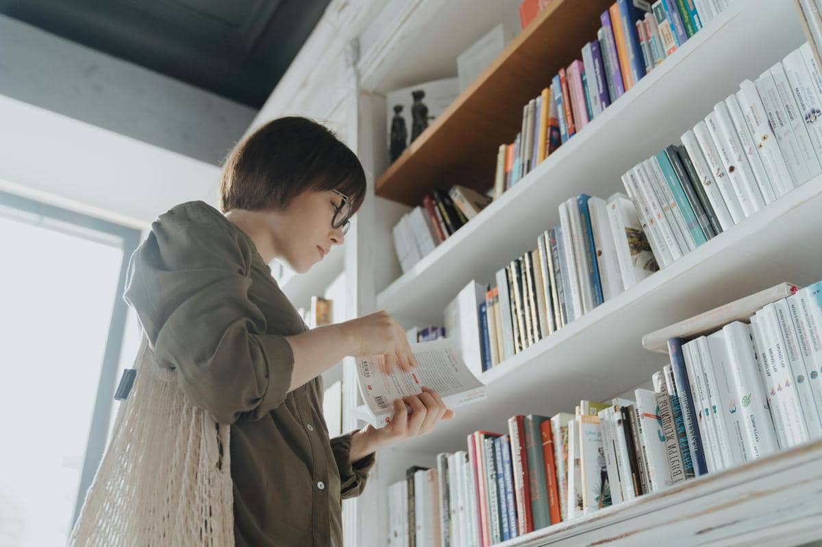 Membaca sinopsis buku