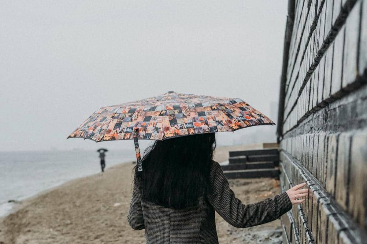 ilustrasi wisata musim hujan