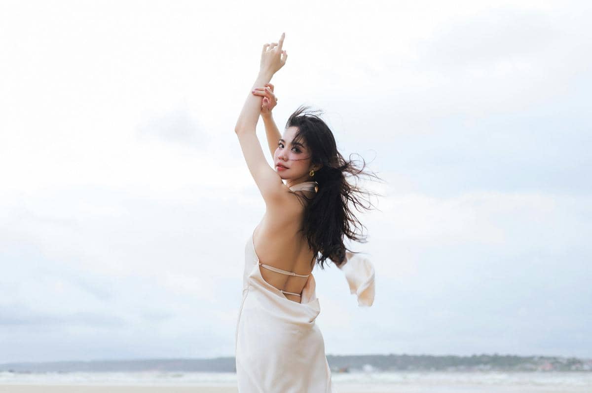 potret perempuan di pantai