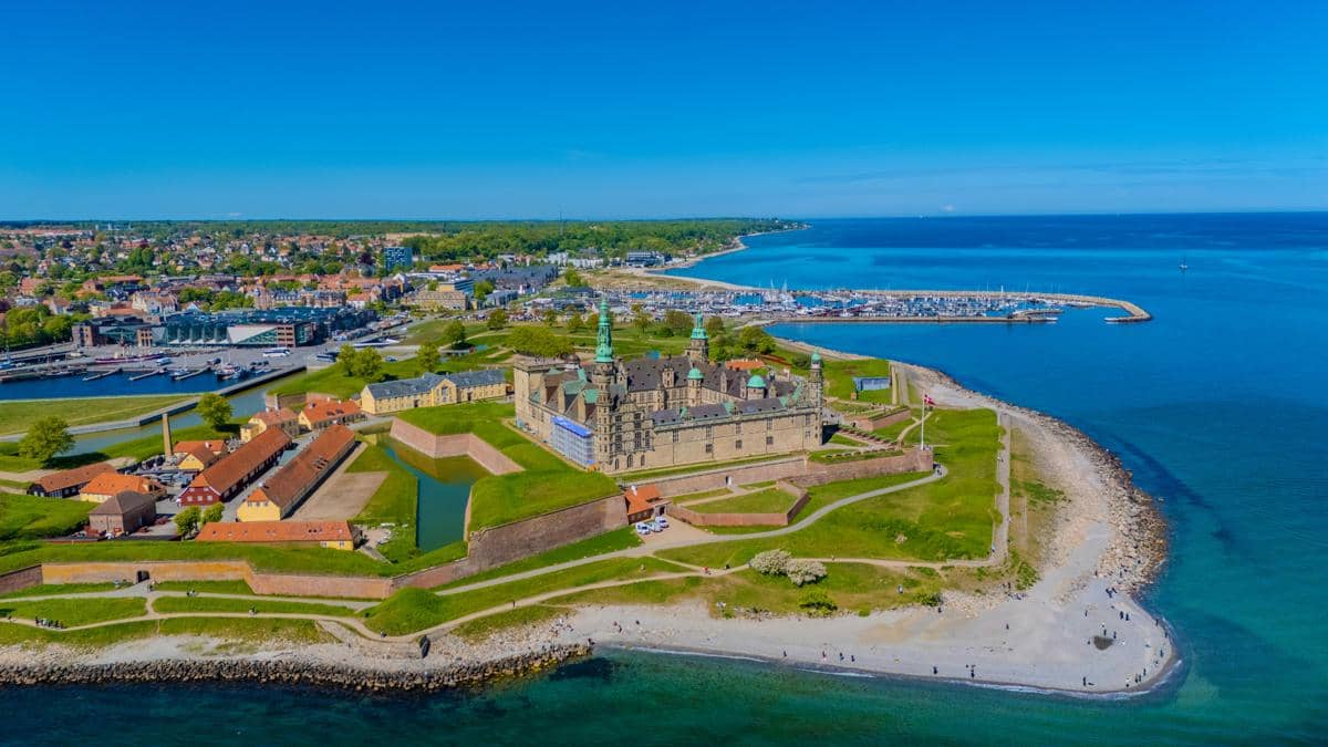 posisi strategis Kronborg Castle di tepi jalur pelayaran penting Eropa