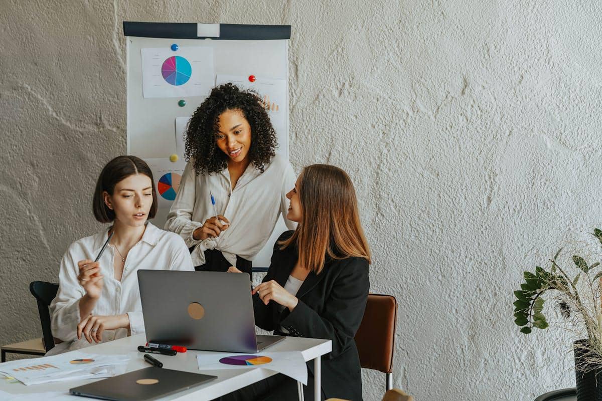 ilustrasi internal communication officer 