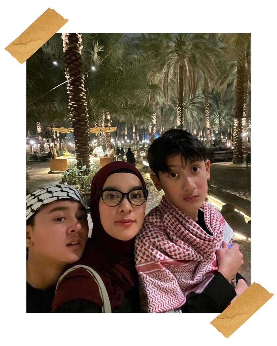 Marcella Zalianty ke kebun kurma di Madinah.