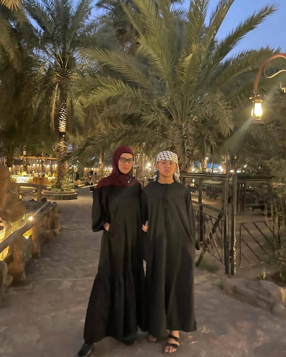 Marcella Zalianty ke kebun kurma di Madinah.