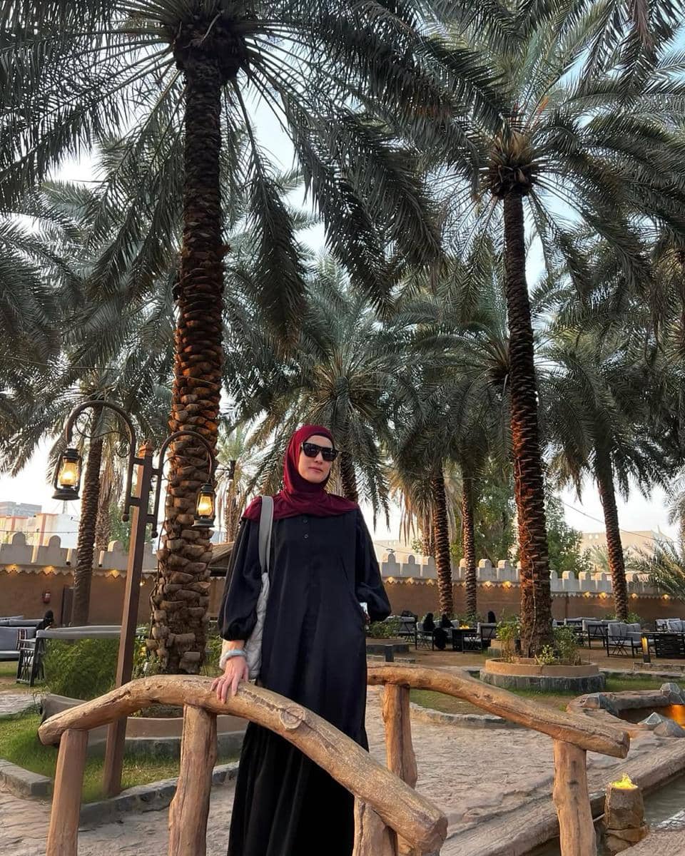 Marcella Zalianty ke kebun kurma di Madinah.