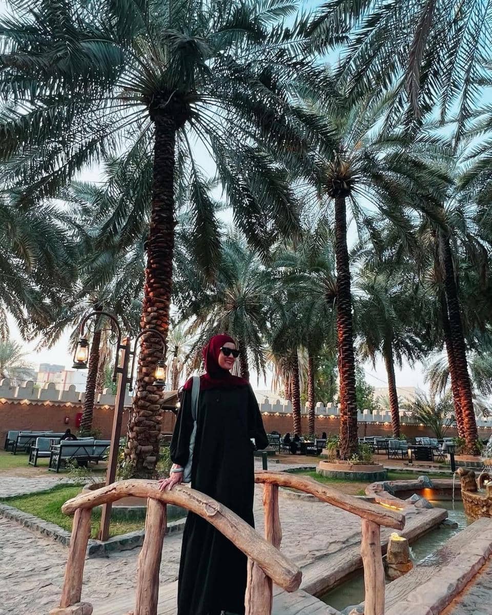 Marcella Zalianty ke kebun kurma di Madinah.