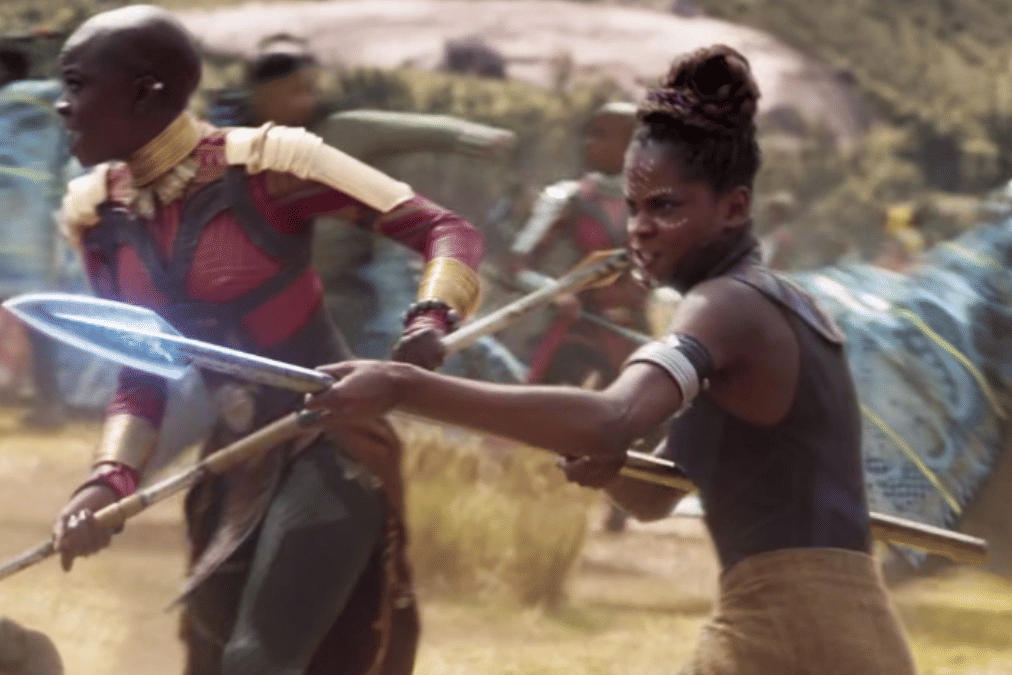 Shuri menggunakan Sonic Spear.