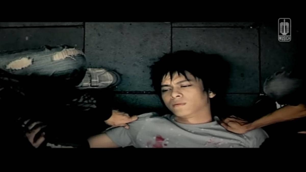 cuplikan video klip "Di Balik Awan"