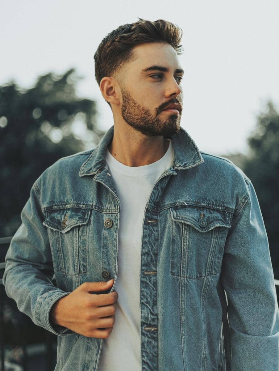 Pria memakai jaket denim berkualitas