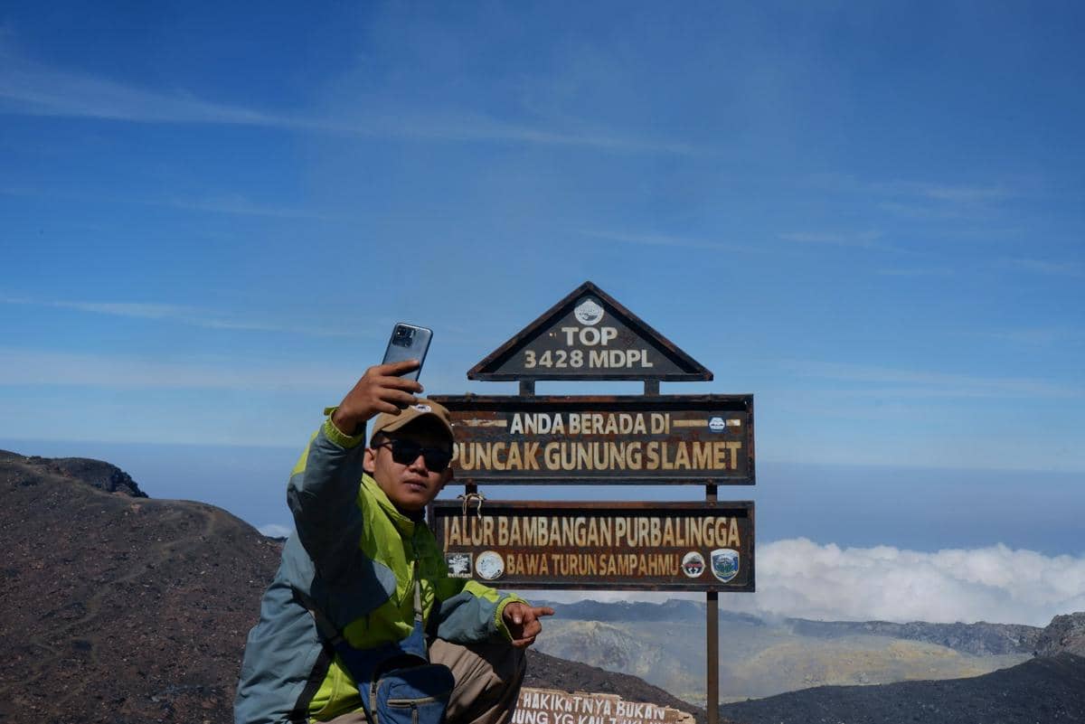 ilustrasi puncak Gunung Slamet via Jalur Bambangan