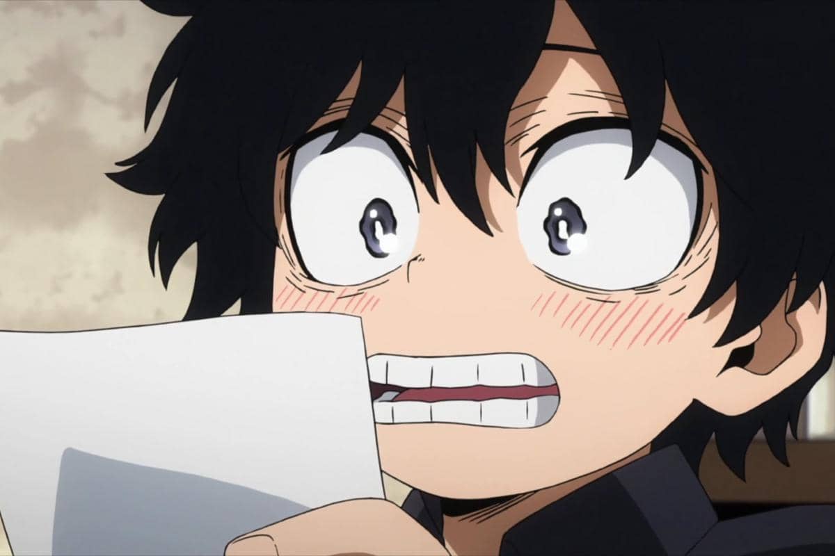 Karakter anime berambut hitam dengan ekspresi terkejut dan wajah memerah sedang memegang selembar kertas di tangannya.