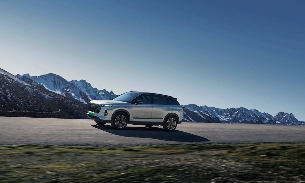 Foto 3 - JAECOO J7 SHS-P melintasi kawasan pegunungan, membuktikan fleksibilitas penggunaan melalui kemampuan suplai daya eksternal hingga 3,3 kW..jpeg