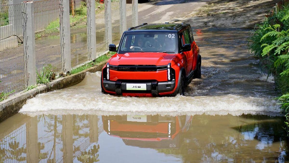 Foto 2 - Chery J6T melintasi genangan air dengan percaya diri, mengandalkan ground clearance  tinggi yaitu 225 mm dan teknologi yang dirancang untuk menghadapi cuaca ekstrem (1).jpeg