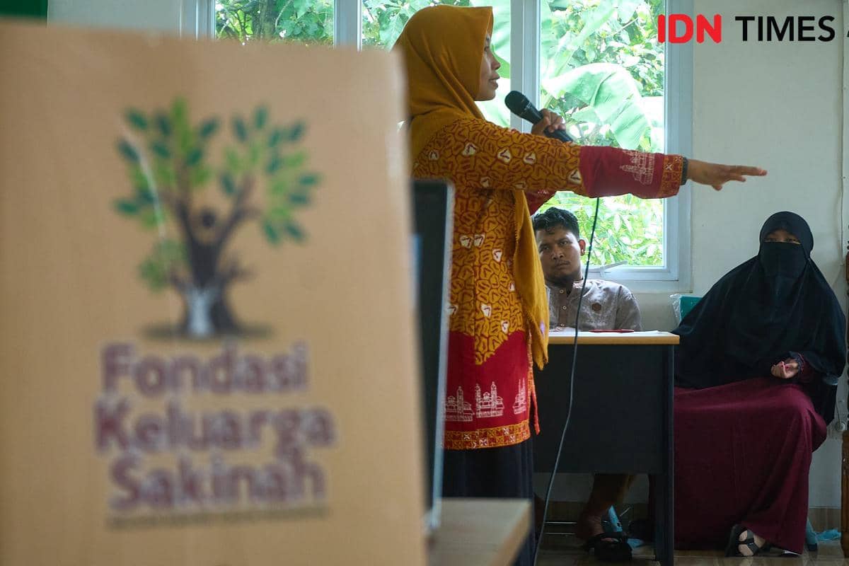 Penyuluh Agama Islam KUA Mijen, Zahrotun Nisa memberikan materi manajemen keuangan keluarga saat kegitan Bimbingan Perkawinan (Binwin) untuk calon pengantin (catin) di KUA Mijen, Semarang. Rabu (14/1/2026). (IDN Times/Dhana Kencana)