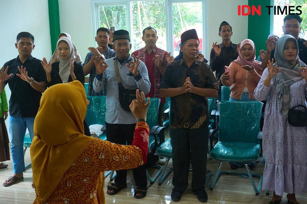 Penyuluh Agama Islam KUA Mijen, Zahrotun Nisa mengajarkan yel-yel kreatif Tepuk Sakinah saat kegitan Bimbingan Perkawinan (Binwin) untuk calon pengantin (catin) di KUA Mijen, Semarang. Rabu (14/1/2026). (IDN Times/Dhana Kencana)