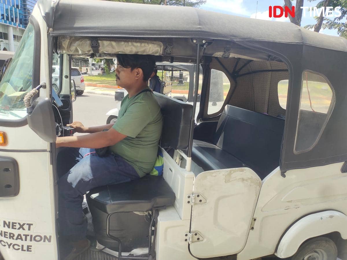 Anto Nainggolan sebagai supir bajaj Maxride Medan (IDN Times/Indah Permata Sari)