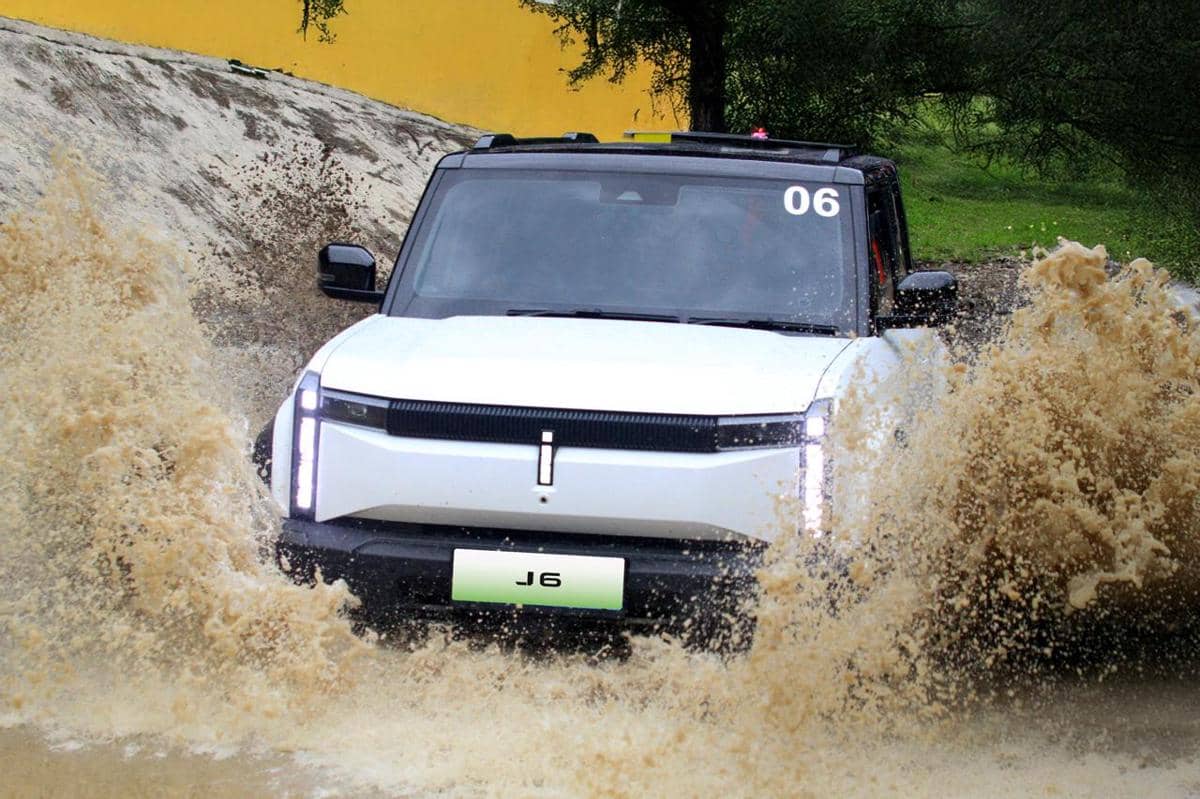 Foto 1 - Chery J6 menunjukkan kemampuan water wading saat melintasi genangan air, didukung desain boxy SUV mobil listrik dengan karakter tangguh (1).jpeg