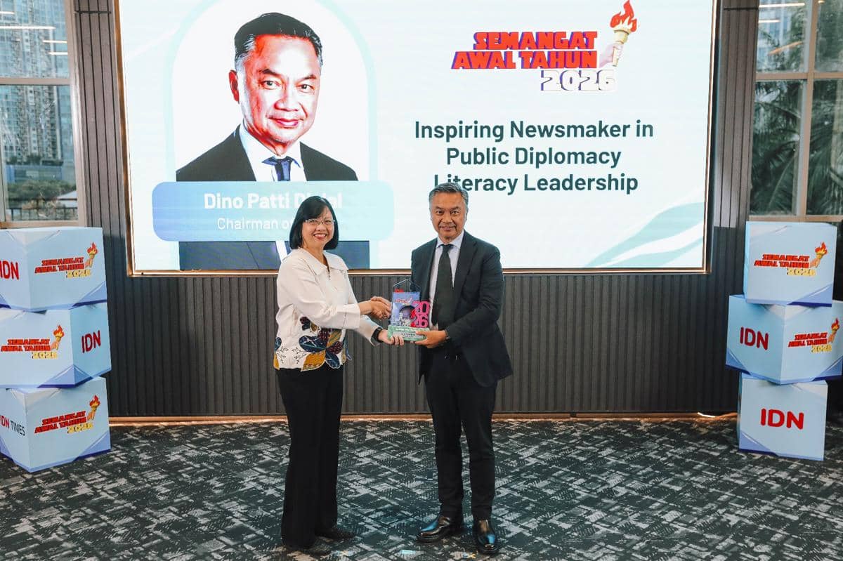 Dino Patti Djalal dalam penghargaan Inspiring Newsmaker 2025 pada acara SAT 2026.