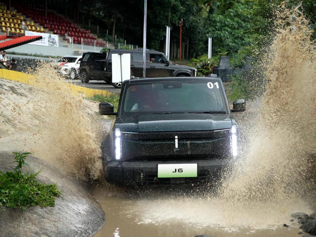 Foto 4 - Di tengah genangan air, Chery J6 menampilkan ketangguhan khas SUV listrik off-road, memberikan rasa percaya diri saat menghadapi kondisi jalan yang menantang (1).jpeg