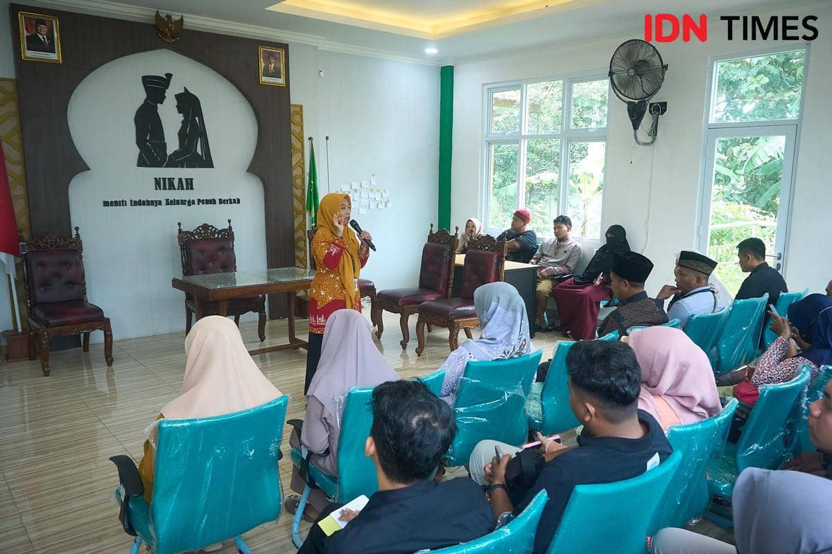 Penyuluh Agama Islam KUA Mijen, Zahrotun Nisa memberikan materi manajemen keuangan keluarga saat kegitan Bimbingan Perkawinan (Binwin) untuk calon pengantin (catin) di KUA Mijen, Semarang. Rabu (14/1/2026). (IDN Times/Dhana Kencana)