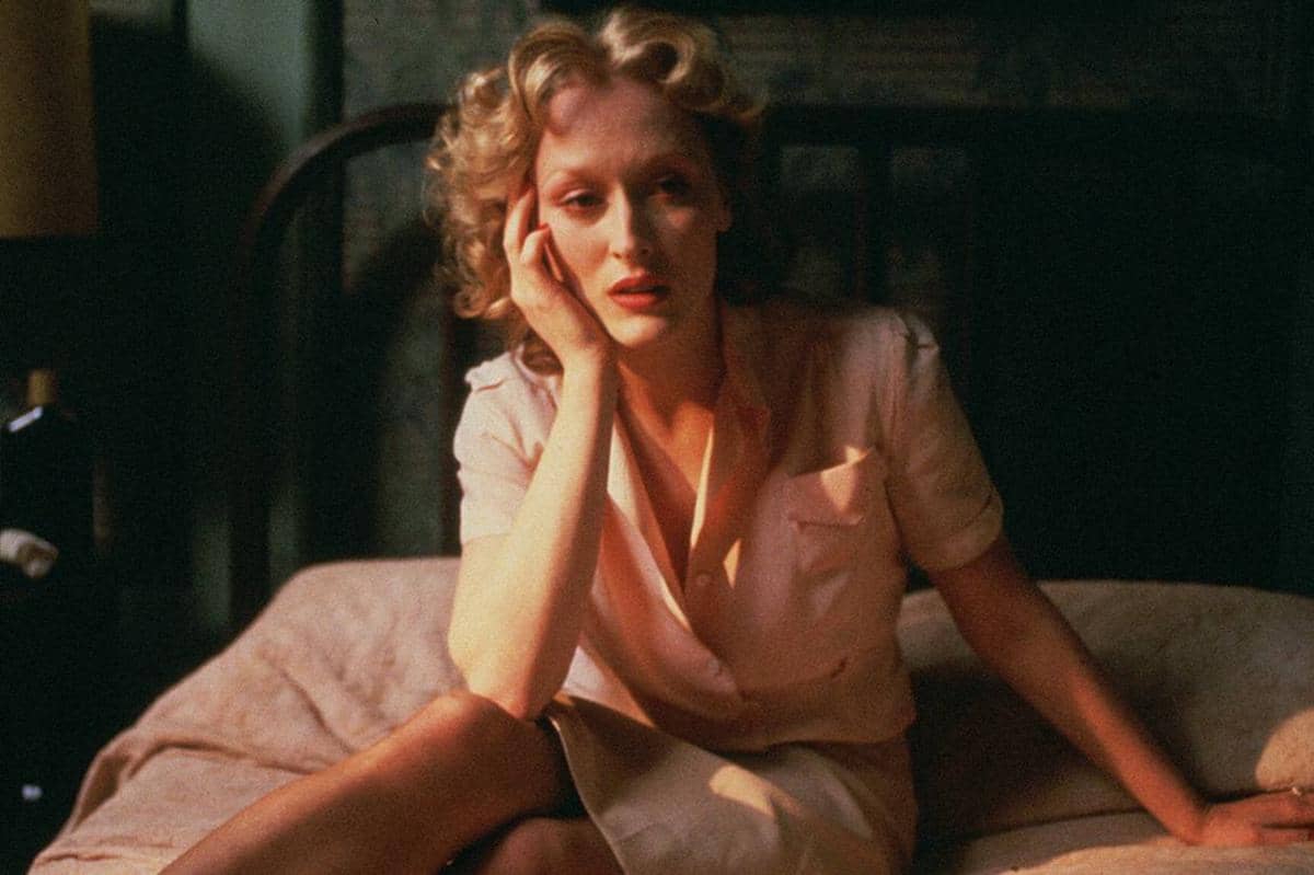 Meryl Streep menyapu dua penghargaan lewat Kramer vs. Kramer (1979), Sophie's Choice (1982), dan The Iron Lady (2011)..jpg