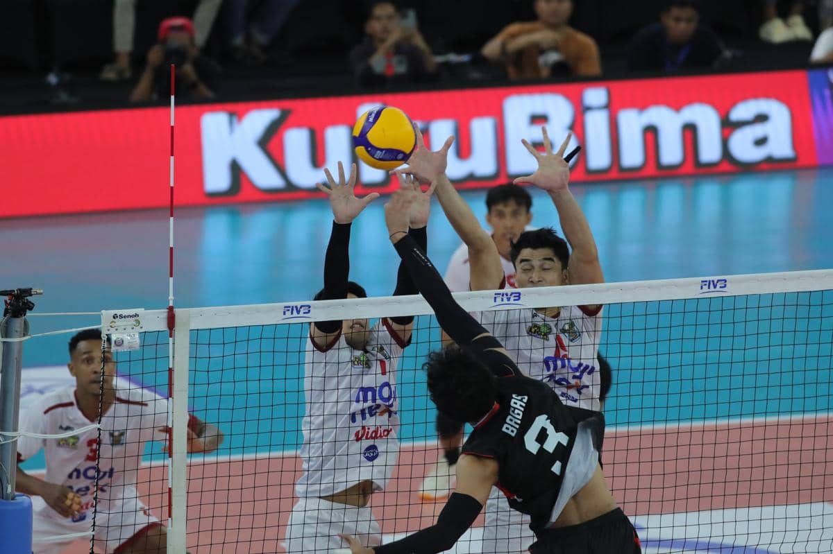 Duel Medan Falcons Tirta Bhagasasi kontra Jakarta Garuda Jaya di Gor Voli Indoor Sport Centre Sumut, Kamis (15/1/2026) (IDN Times/Doni Hermawan)