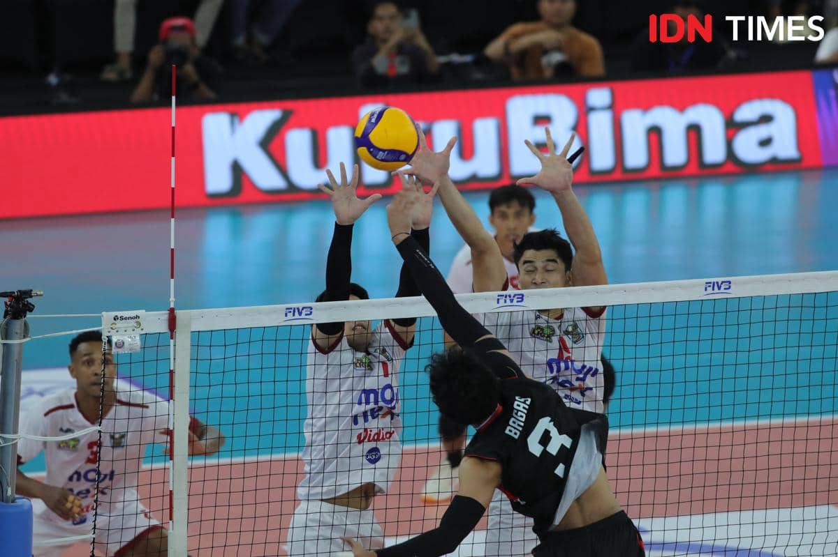 Duel Medan Falcons Tirta Bhagasasi kontra Jakarta Garuda Jaya di Gor Voli Indoor Sport Centre Sumut, Kamis (15/1/2026) (IDN Times/Doni Hermawan)